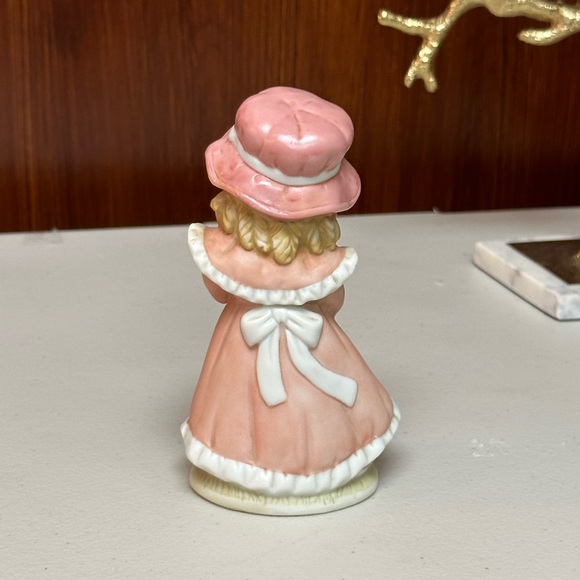 Vintage Home interiors and gifts Porcelain Victorian Girl with doll figurine - Picture 9 of 10